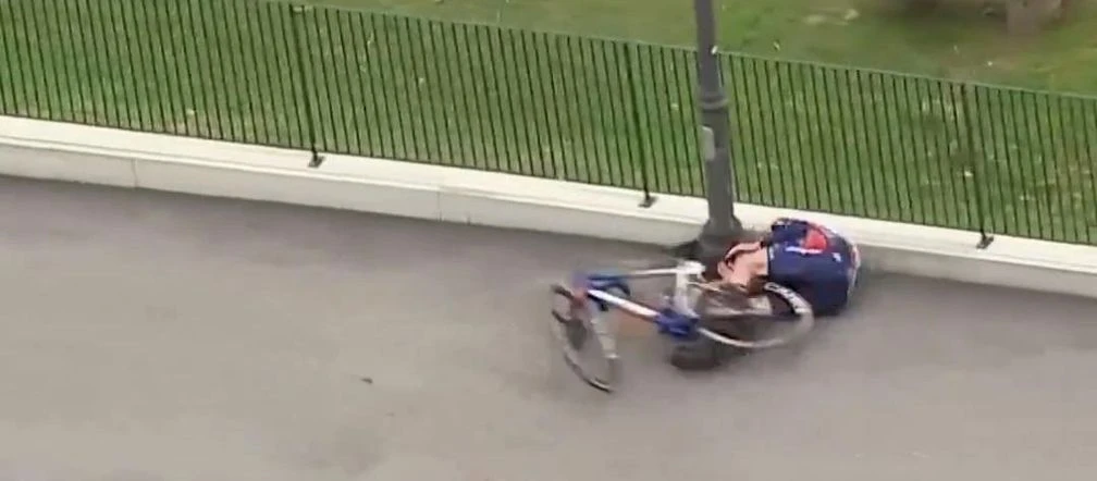 okropny wypadek Robi się słabo po zobaczeniu tego wypadku słynnego kolarza. Z całej siły huknął głow…