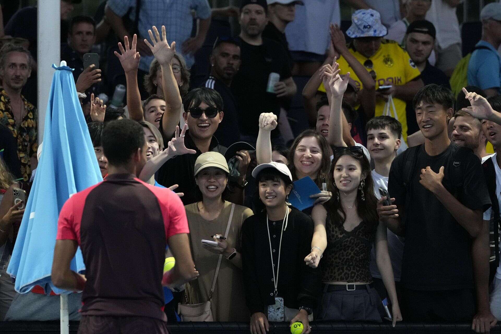 Nie do wiary! Podchmieleni kibice przerwali mecz! Sceny na Australian Open. Tenisiści musieli zmie…