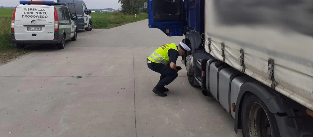 Takie szroty wciąż jeżdżą po naszych drogach! Druty wystają z opon, a hamulce nie ...