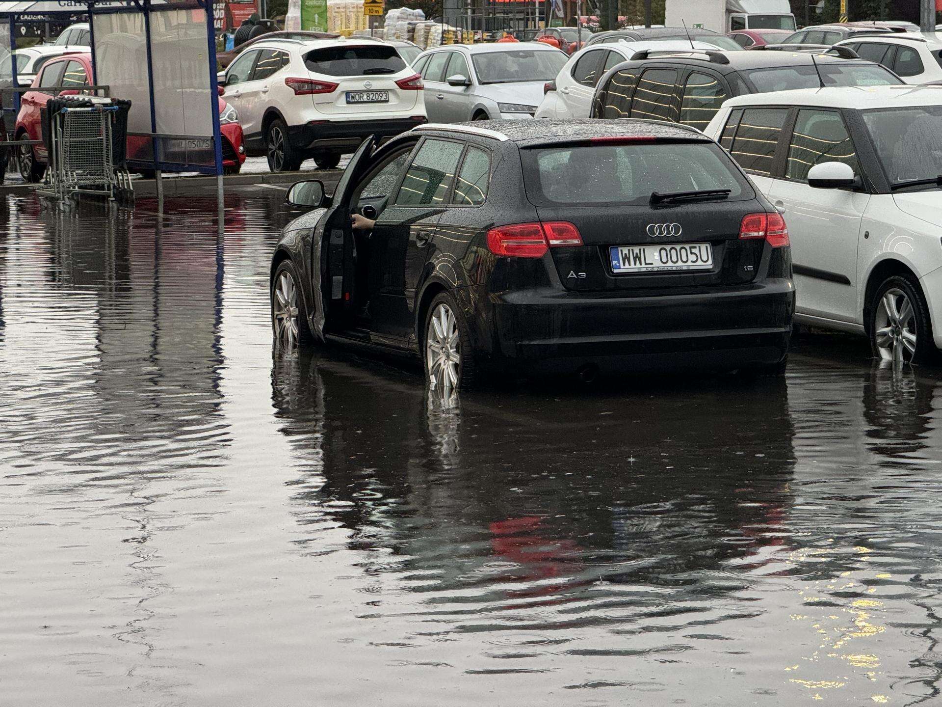 Pogodowy koszmar! Potężna nawałnica nad Warszawą. Strażacy w akcji, zalane ulice i problemy na lotnisku