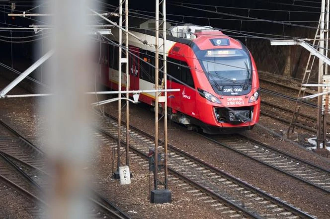Znowu! Poważna awaria i utrudnienia na kolei. „Możliwe opóźnienia oraz odwołania pociągów”