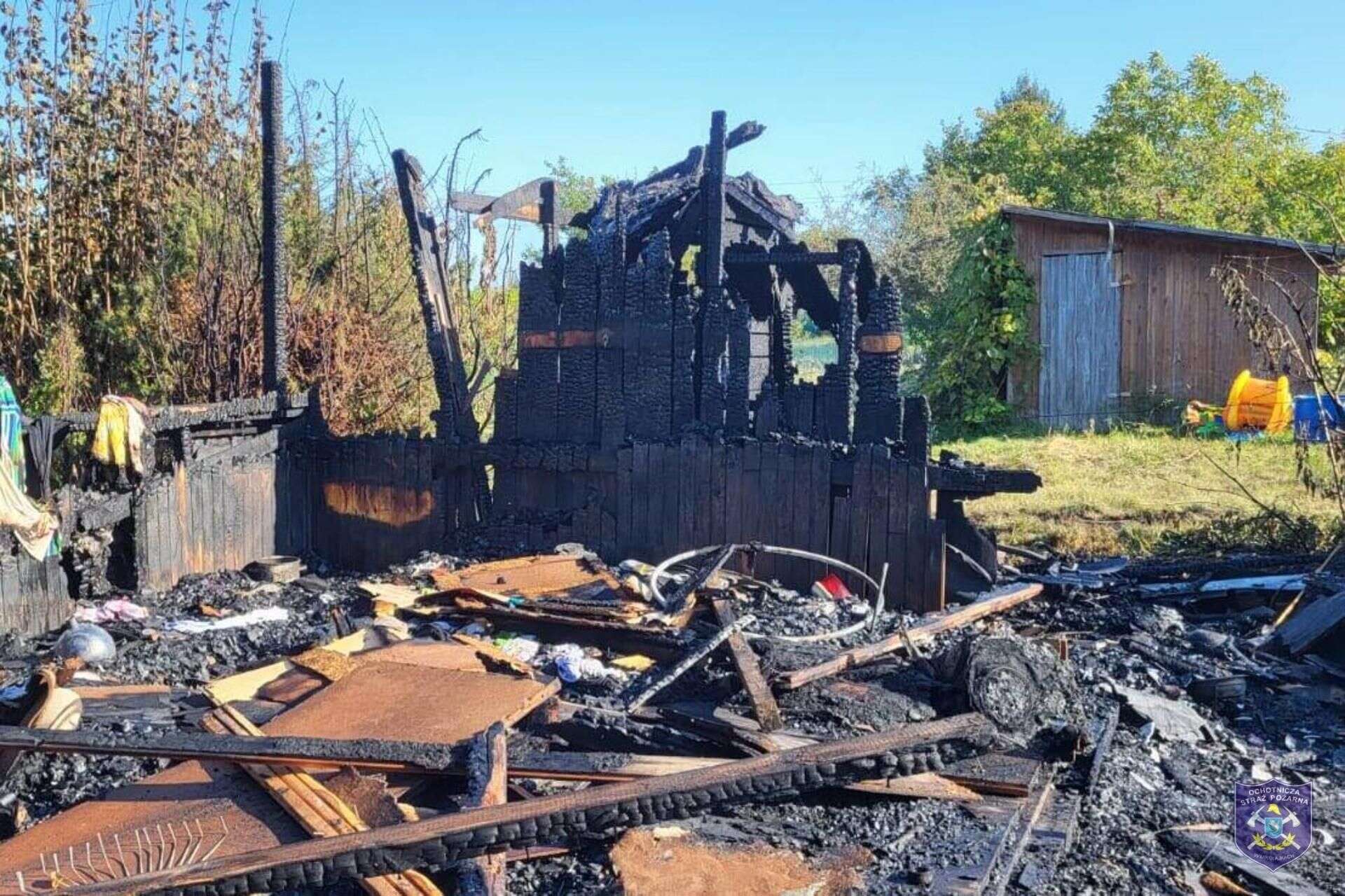 Pożar na Mazurach Zanim przyjechali strażacy, gasili ogień własnymi mundurami