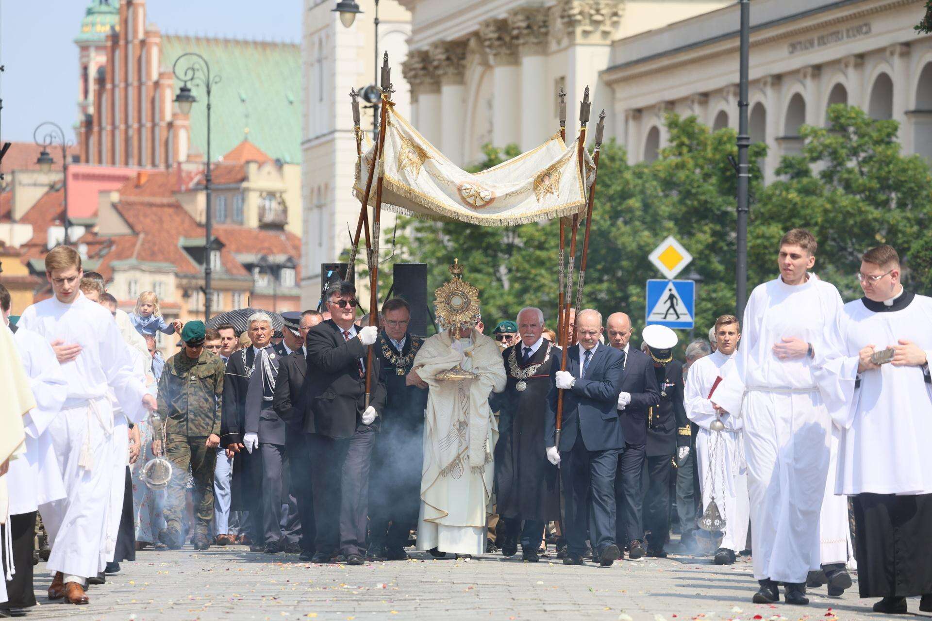 Wielkie święto Boże Ciało. Katolicy wyszli na ulice w całej Warszawie. Centralna procesja przyciągn…