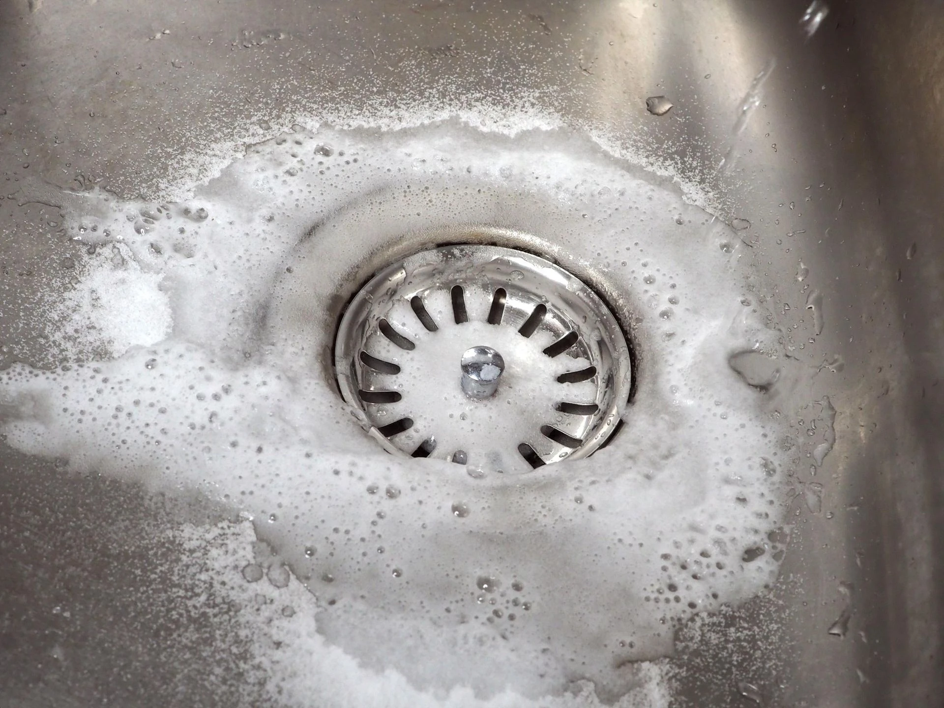 Hydrauliczne problemy Połóż 1 kostkę na zatkanym odpływie i polej wrzątkiem. Po chwili zabulgocze i udrożni rury, usuwając z nich smród i złogi. Sposób na zatkany zlew