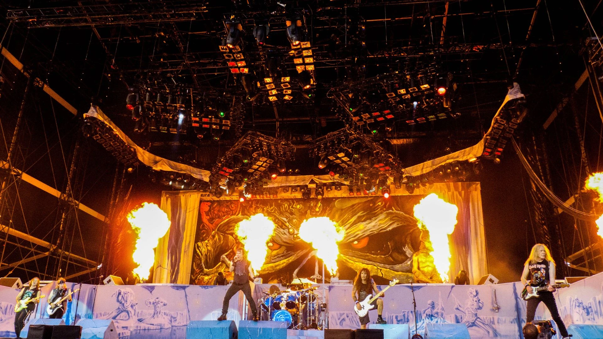 UTRUDNIENIA W RUCHU Iron Maiden rozgrzeje PGE Narodowy! Sprawdź zmiany w komunikacji miejskiej