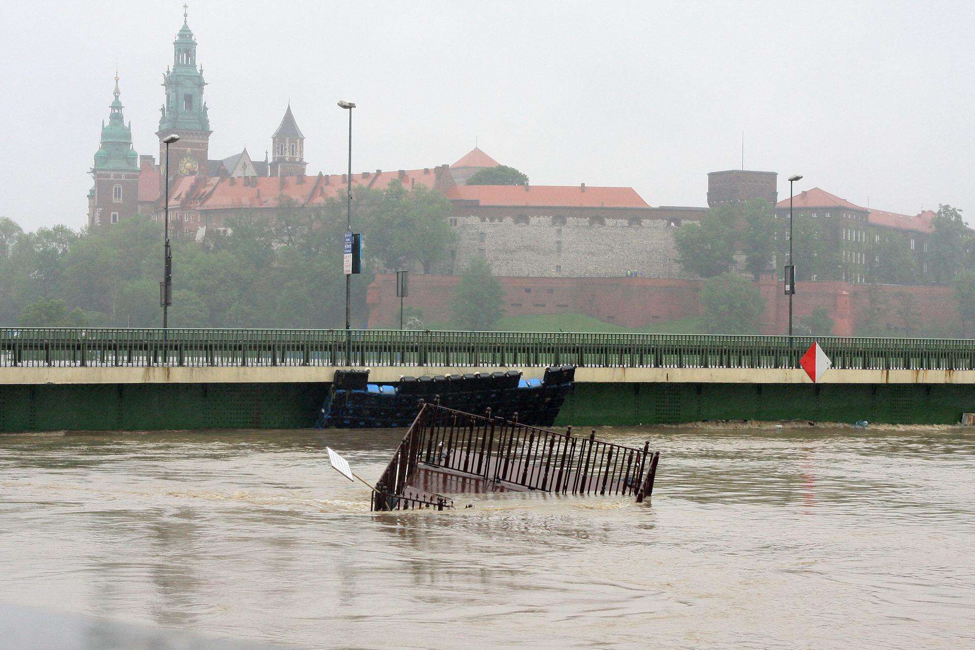 Kraków pod wodą W środku nocy rzeka przerwała wał. Wisła miała prawie 10 metrów wysokości! Walka z w…