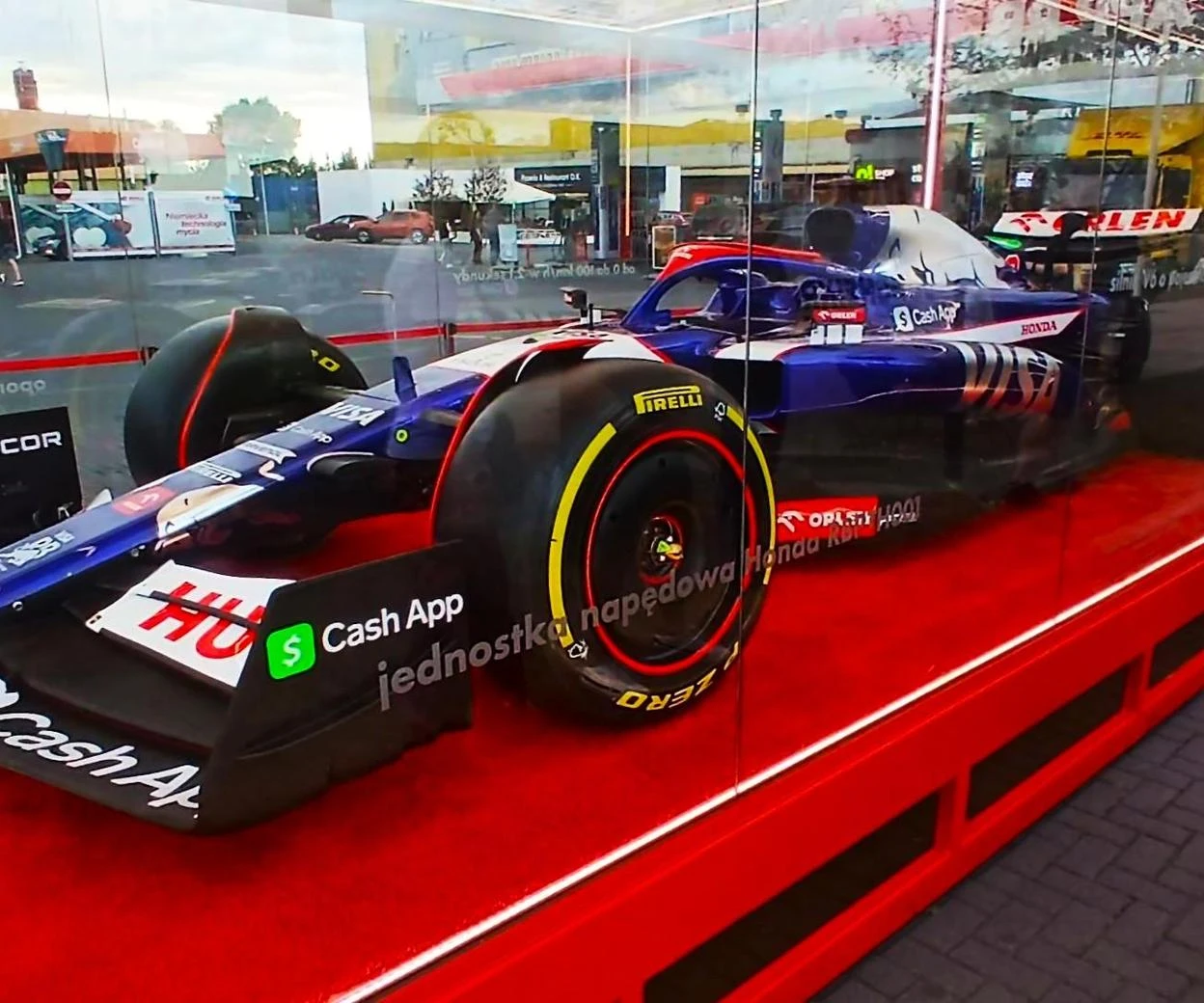 Robi wrażenie! Rozpędza się do 370 km/h! Bolid Formuły 1 zaparkował na stacji benzynowej w Szczecin…