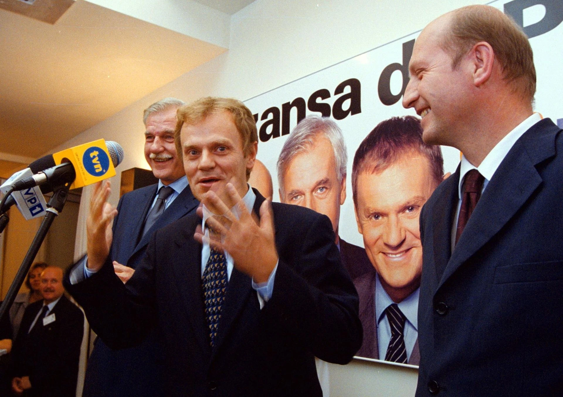 Wielkie zmiany w partii Donalda Tuska Tusk wyprowadzi sztandar Platformy? Po niemal 25 latach może zniknąć jeden z najbardziej znanych partyjnych szyldów