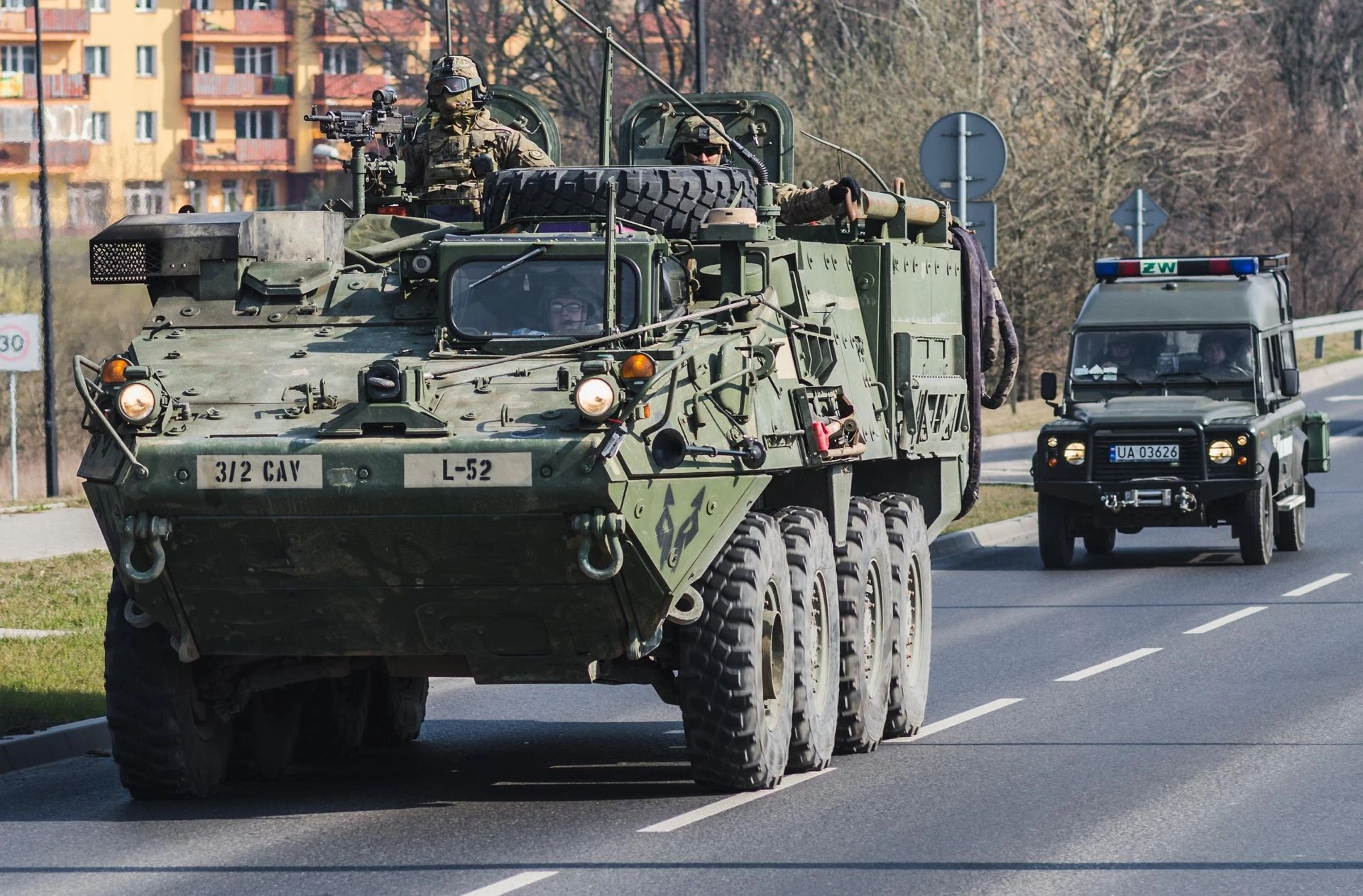 Kierowcy, uważajcie! Kolumny pojazdów na drogach w całej Polsce. Wojsko z ważnym apelem do kierowców