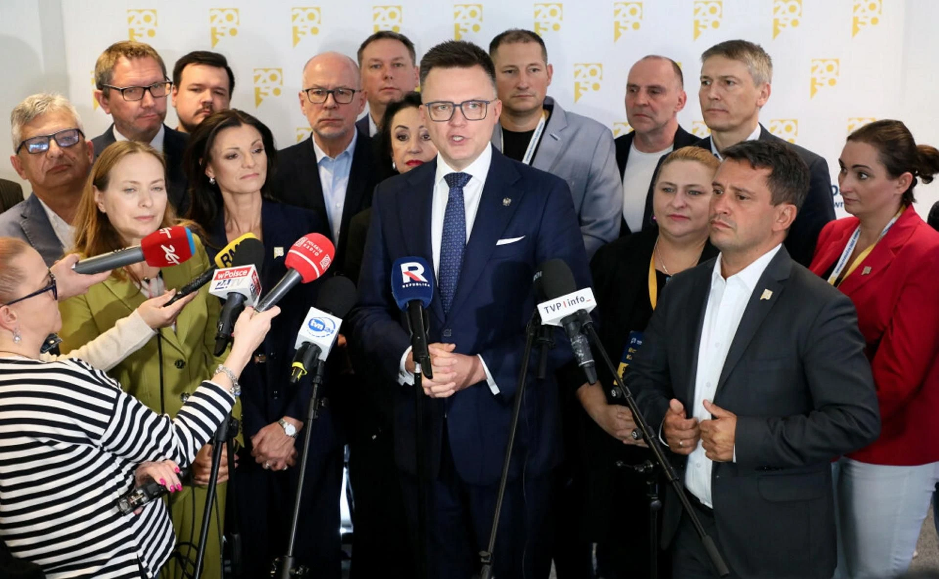 hiobowe wieści Partia Szymona Hołowni się sypie!?! Posłowie mają rozmawiać o opuszczeniu Polski 2050!