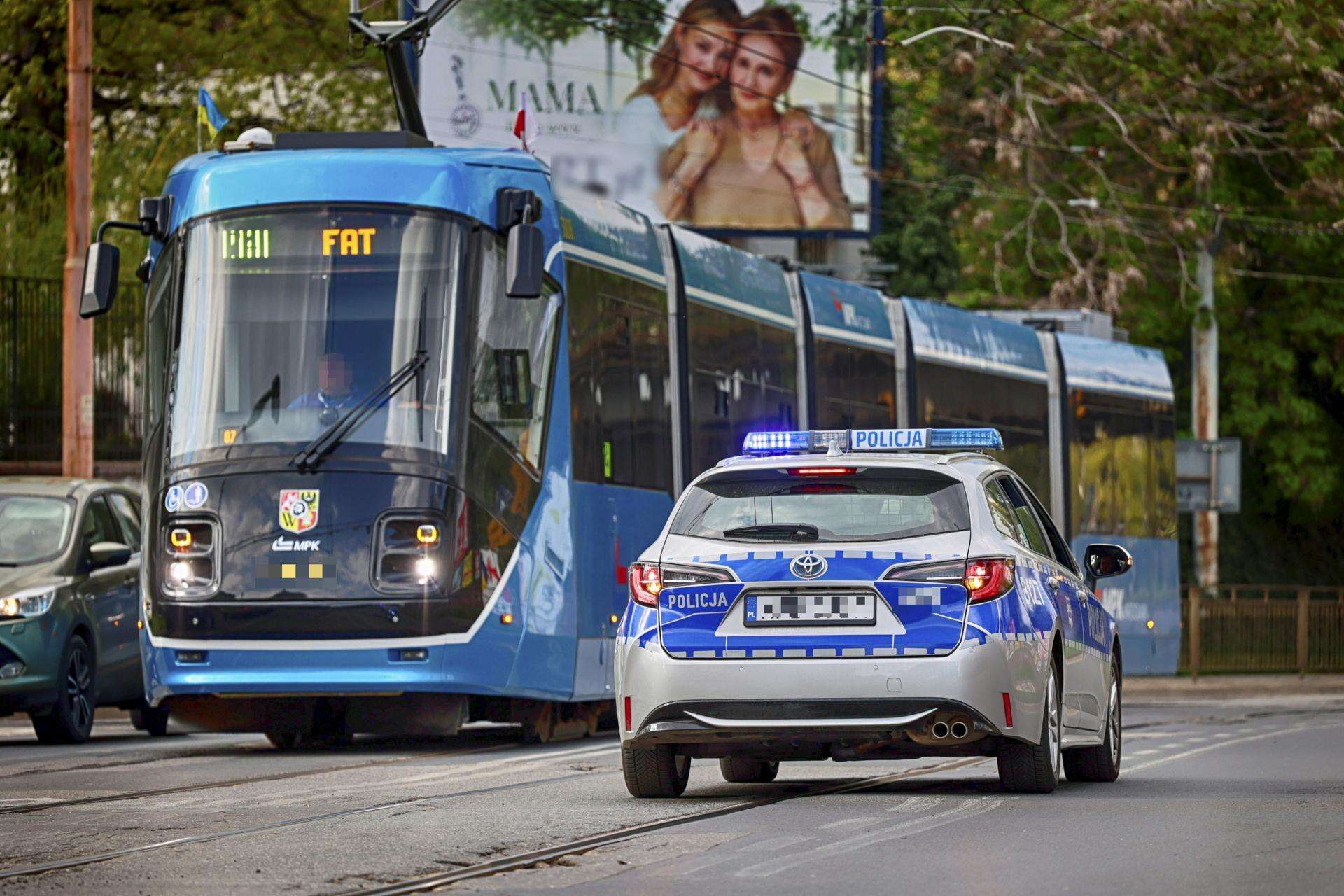 Nie stosował się do poleceń pracowników nadzoru Policjanci zakuli motorniczego w kajdanki. Pijany jeździł po mieście