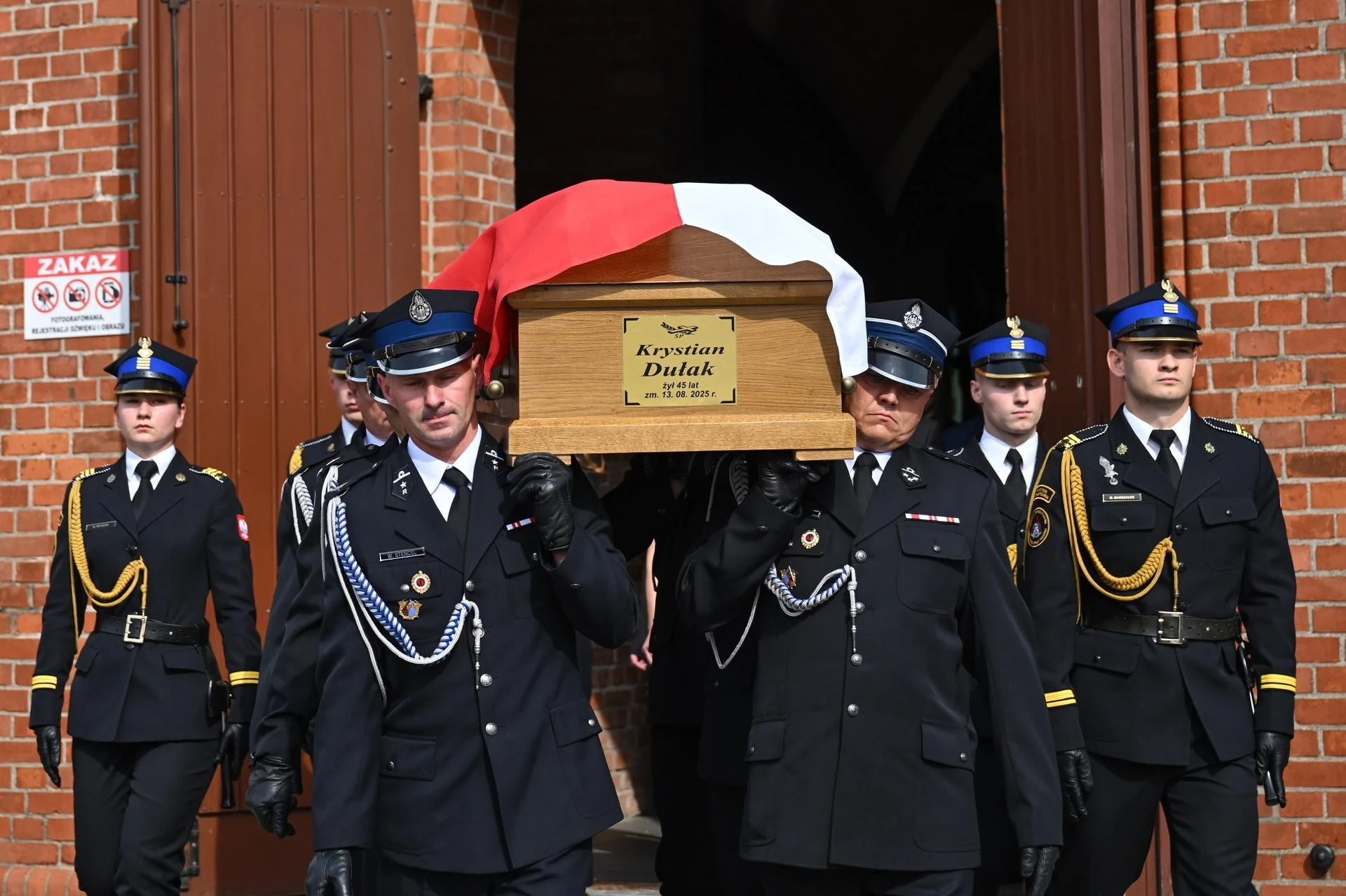 Strażak zginął w płonącej hali. Ten widok na pogrzebie poruszy każdego