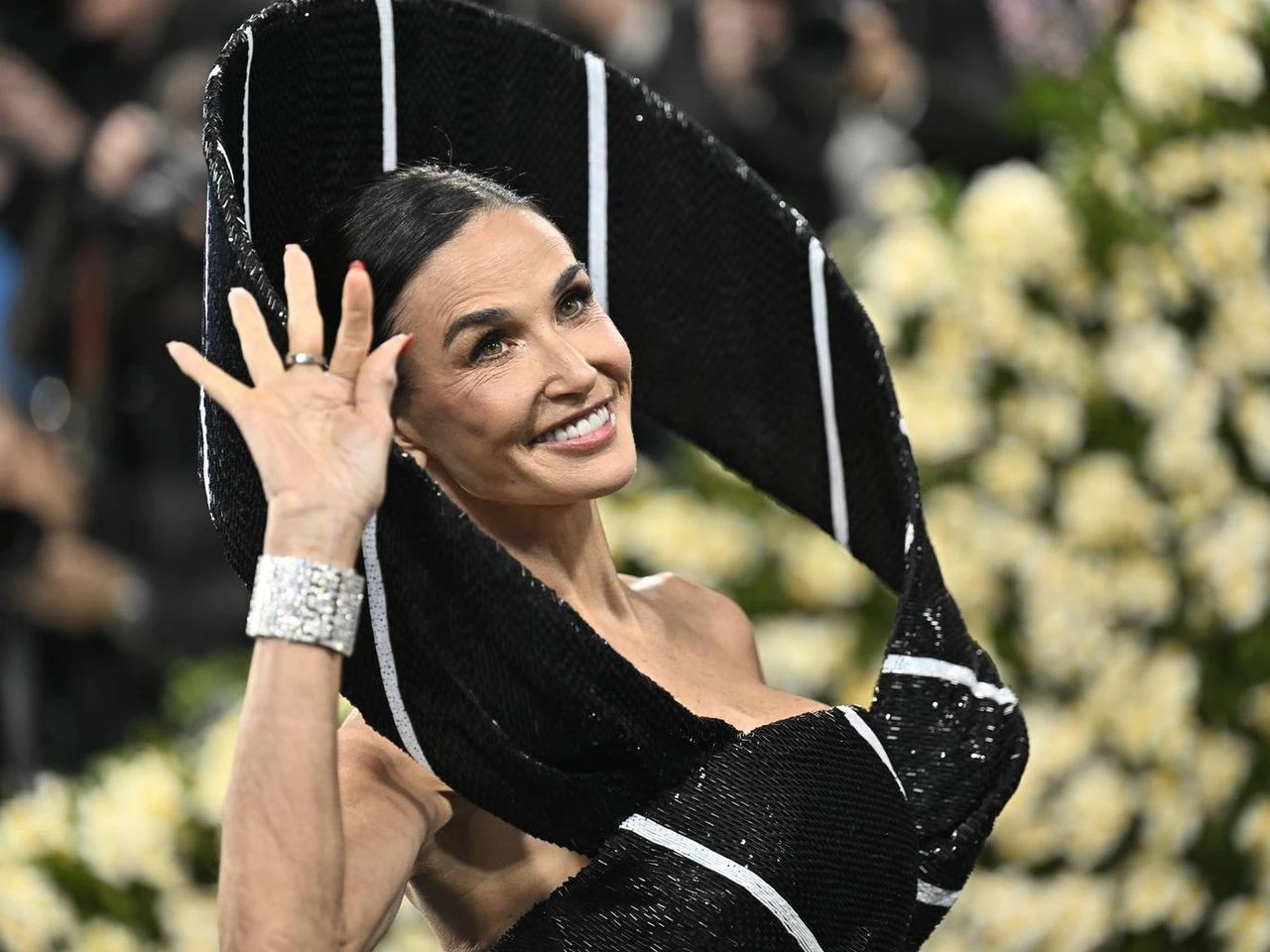 Imponujące Met Gala 2025: Demi Moore zaskoczyła stylizacją. Suknia jak… krawat! To prawdziwe dz…