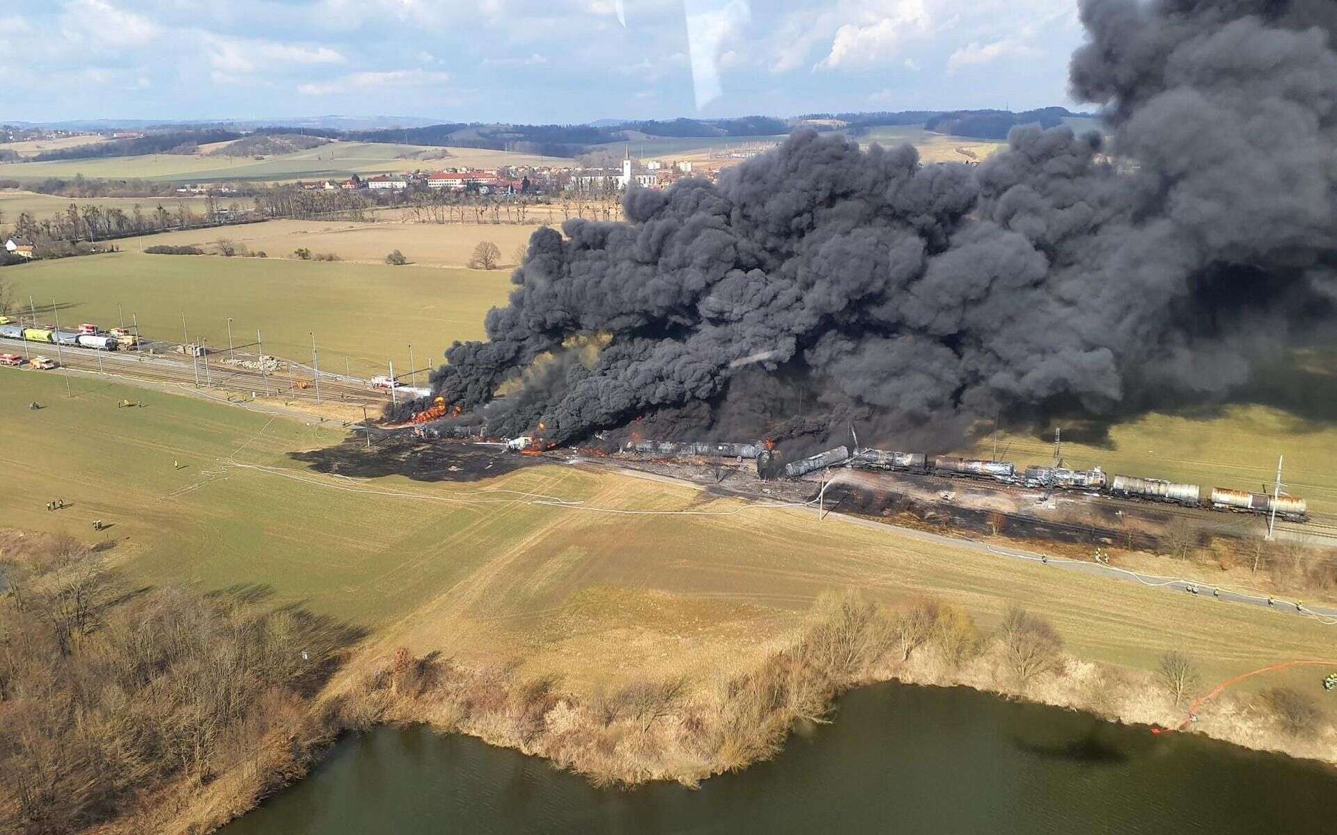 Koszmar w Czechach Katastrofa kolejowa blisko Polski! Płonie toksyczna substancja