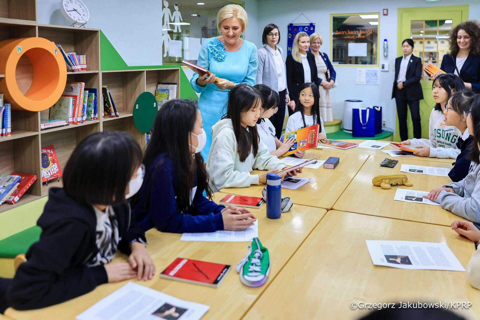 wizyta w Korei Agata Duda w Korei bibliotekę dla dzieci. Wyglądała niczym bajkowa Elsa