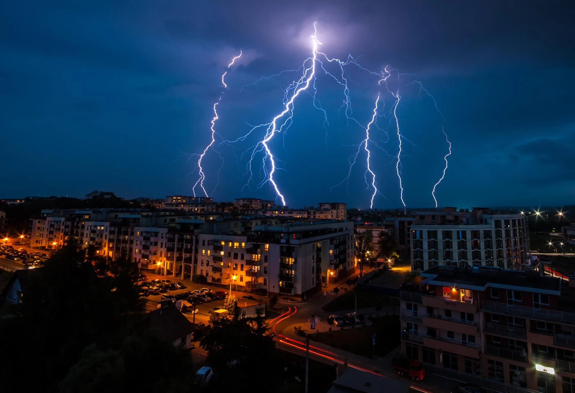 OSTRZEŻENIE IMGW Prognoza pogody Warszawa. Przyjdą gwałtowne burze i ochłodzenie. Szczegóły!