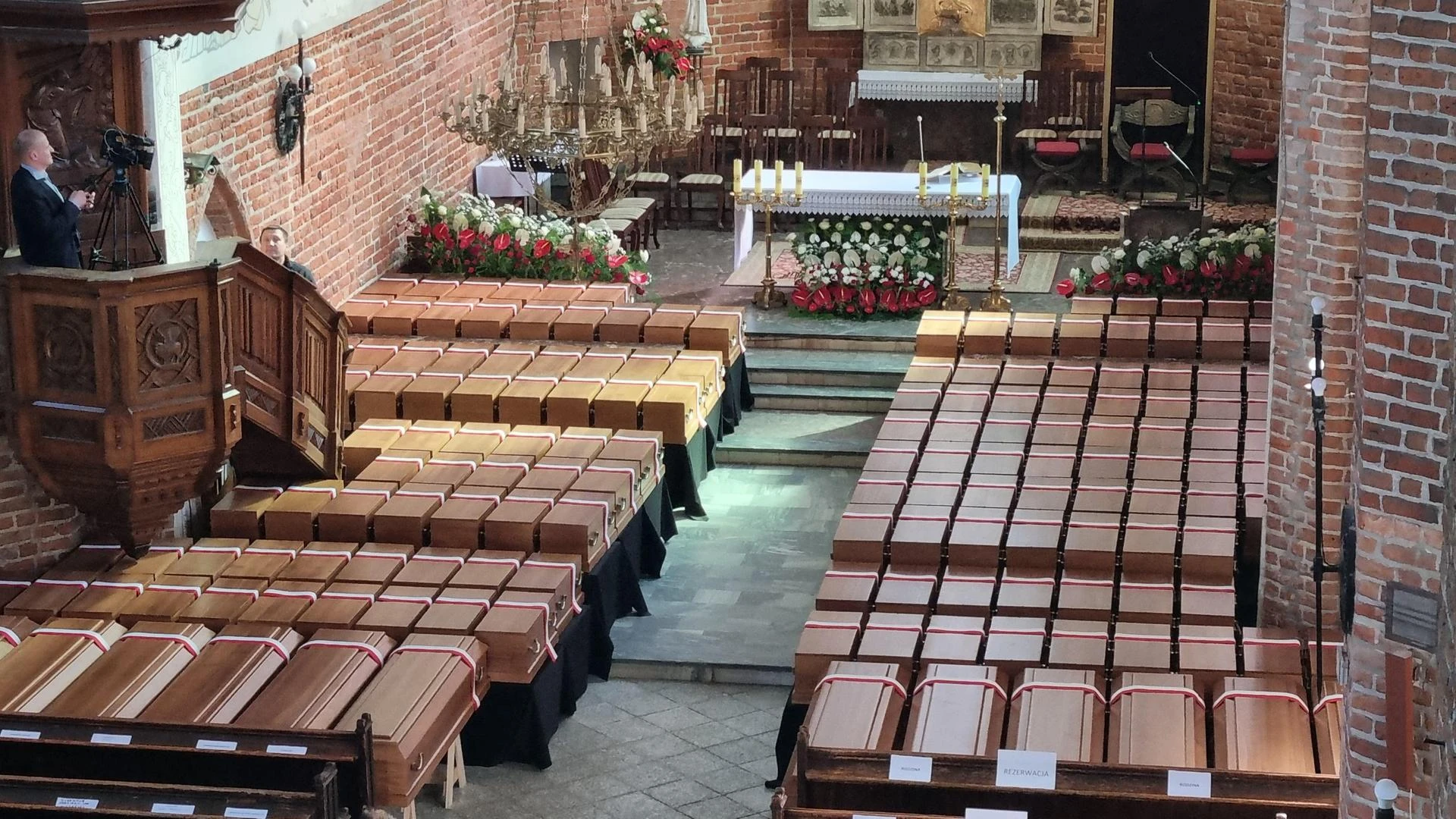 Pogrzeb ofiar z Doliny Śmierci 188 trumien w kościele. Przejmujący pogrzeb