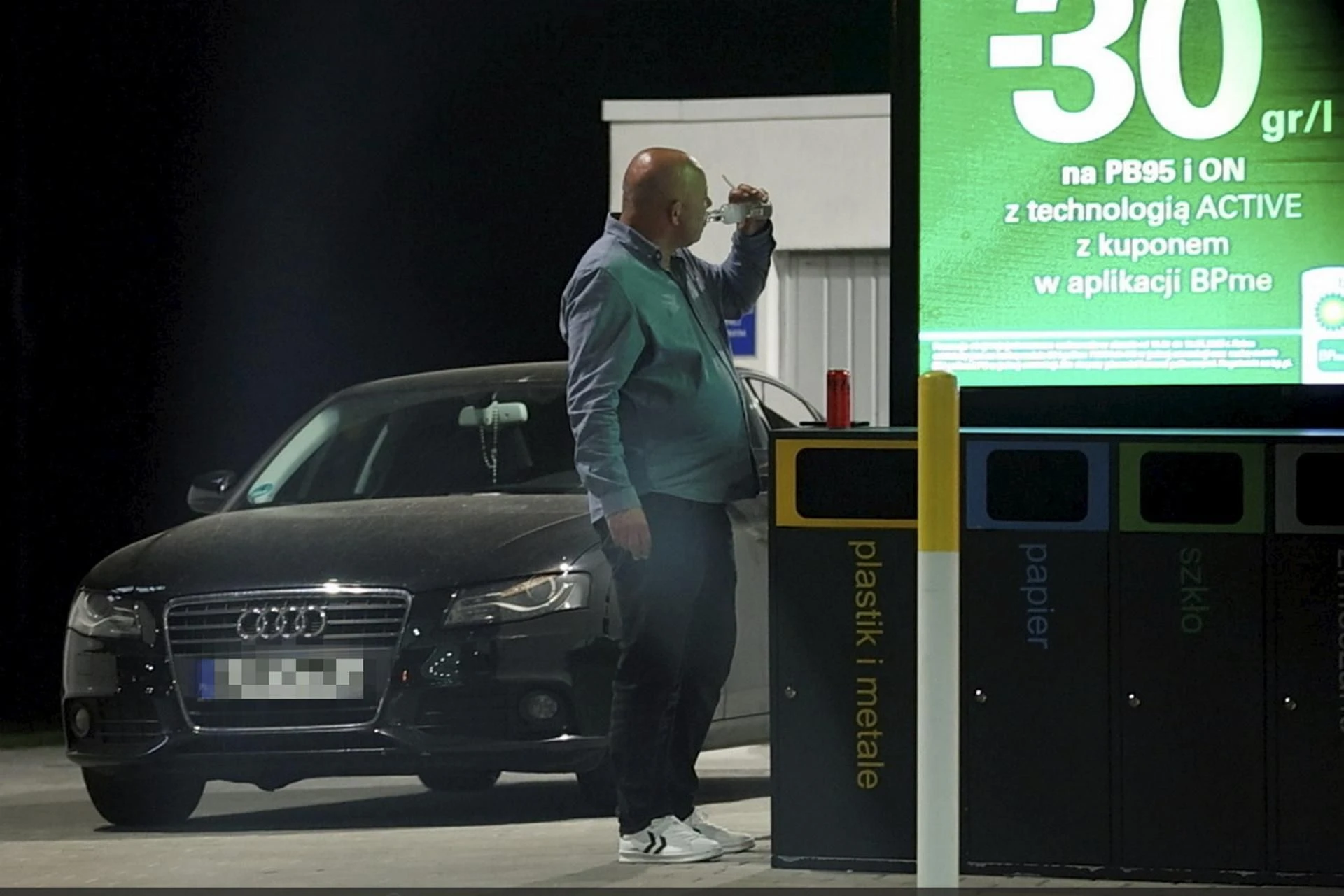 Zdjęcia paparazzi Wojciech Kowalczyk zeruje butelkę i kopci jak lokomotywa na stacji benzynowej. Na ko…