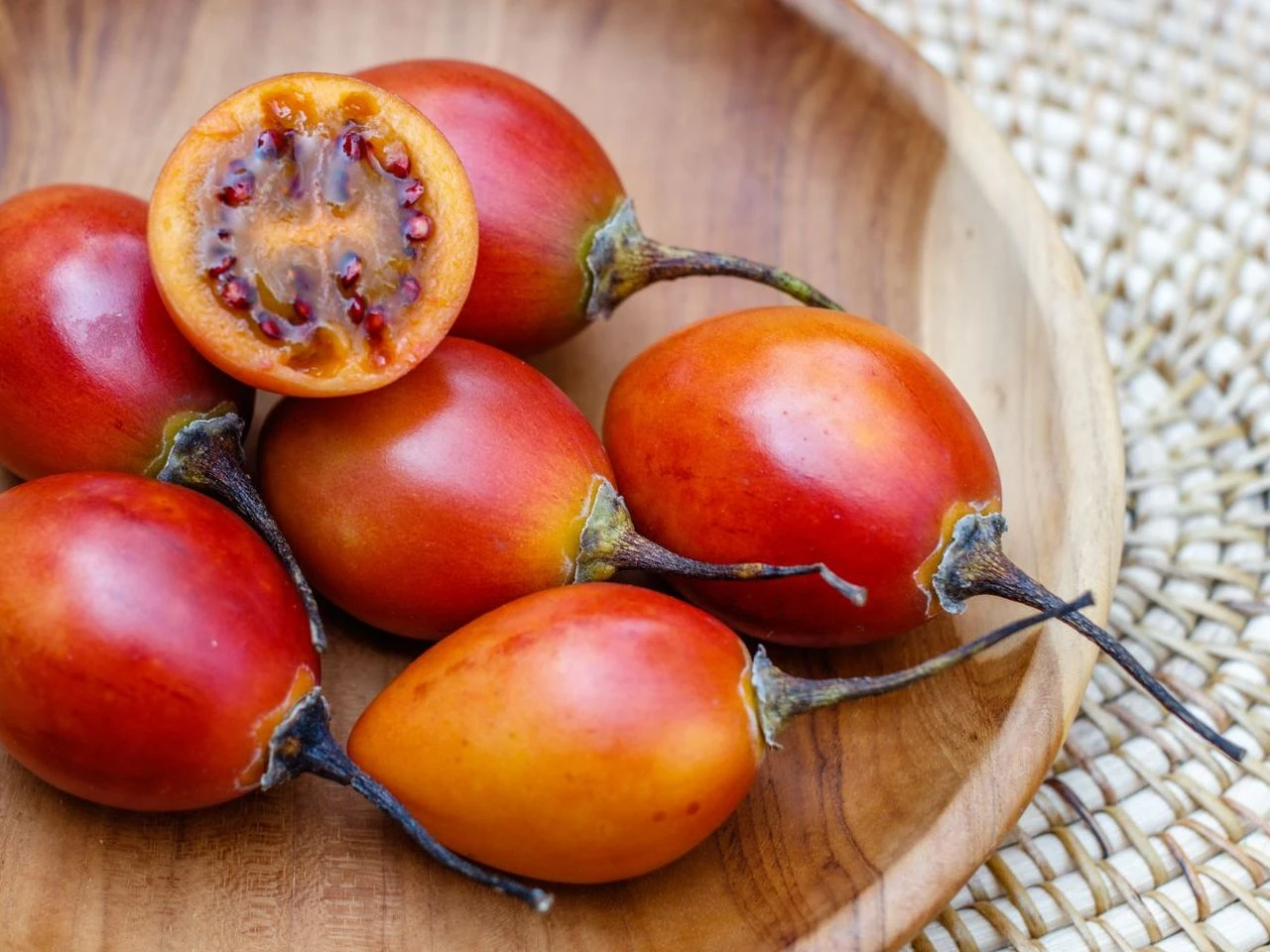 Tamarillo: smaki owoców i warzyw w jednym! Poznaj jego kulinarne zastosowania