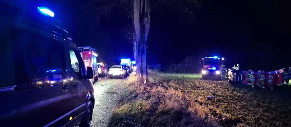 Kierowca zatrzymany 15-latek i 16-latka nie żyją! Volkswagen z grupą nastolatków roztrzaskał się na drzewie pod Szczecinkiem [ZDJĘCIA]