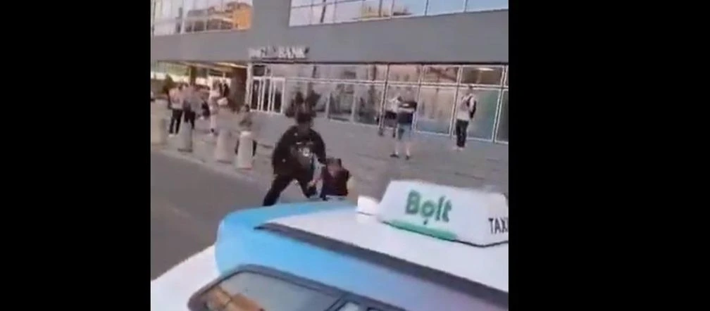 Wstrząsające! Brutalna bójka pod Dworcem Centralnym. Wszystko widać na nagraniu