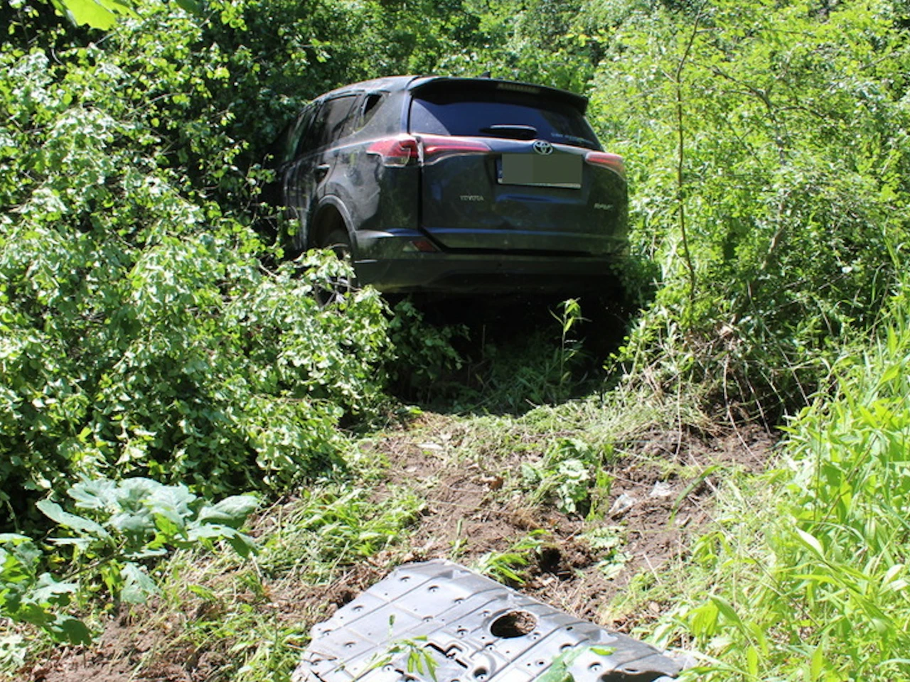 Kradzież Toyoty pod sklepem miała kosztowny finał. Pijany złodziej narobił szkód!