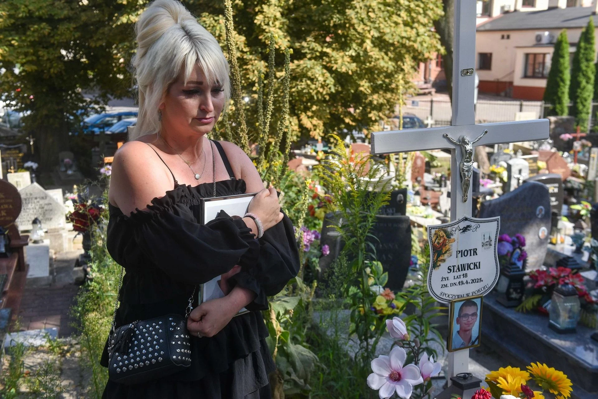 Zmarł po interwencji policji Dostał garnitur na komunię. Spoczął w nim w trumnie