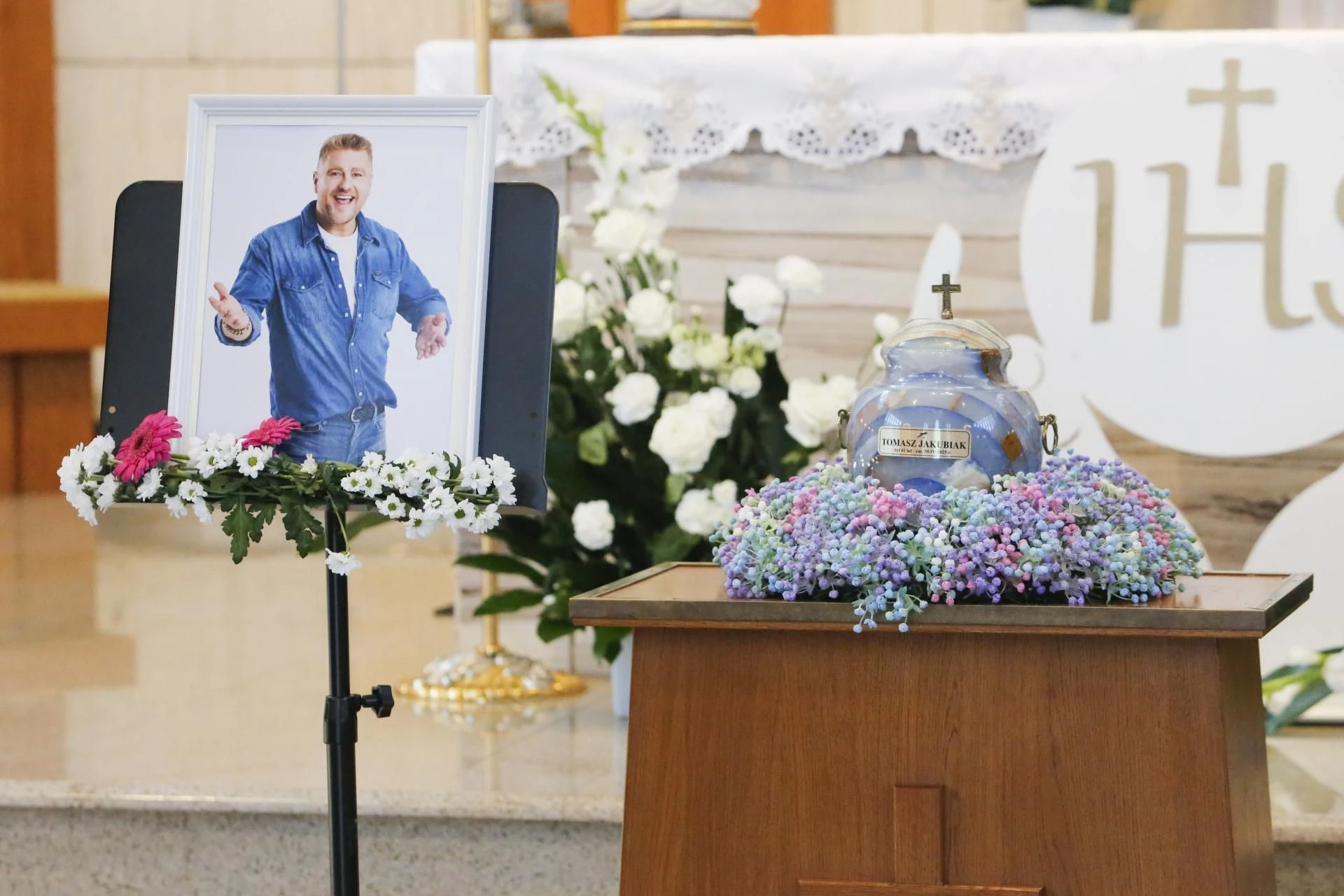 Niezwykły widok Nie ma trumny na pogrzebie Tomasza Jakubiaka. Tak ozdobionej urny jeszcze nie widzie…