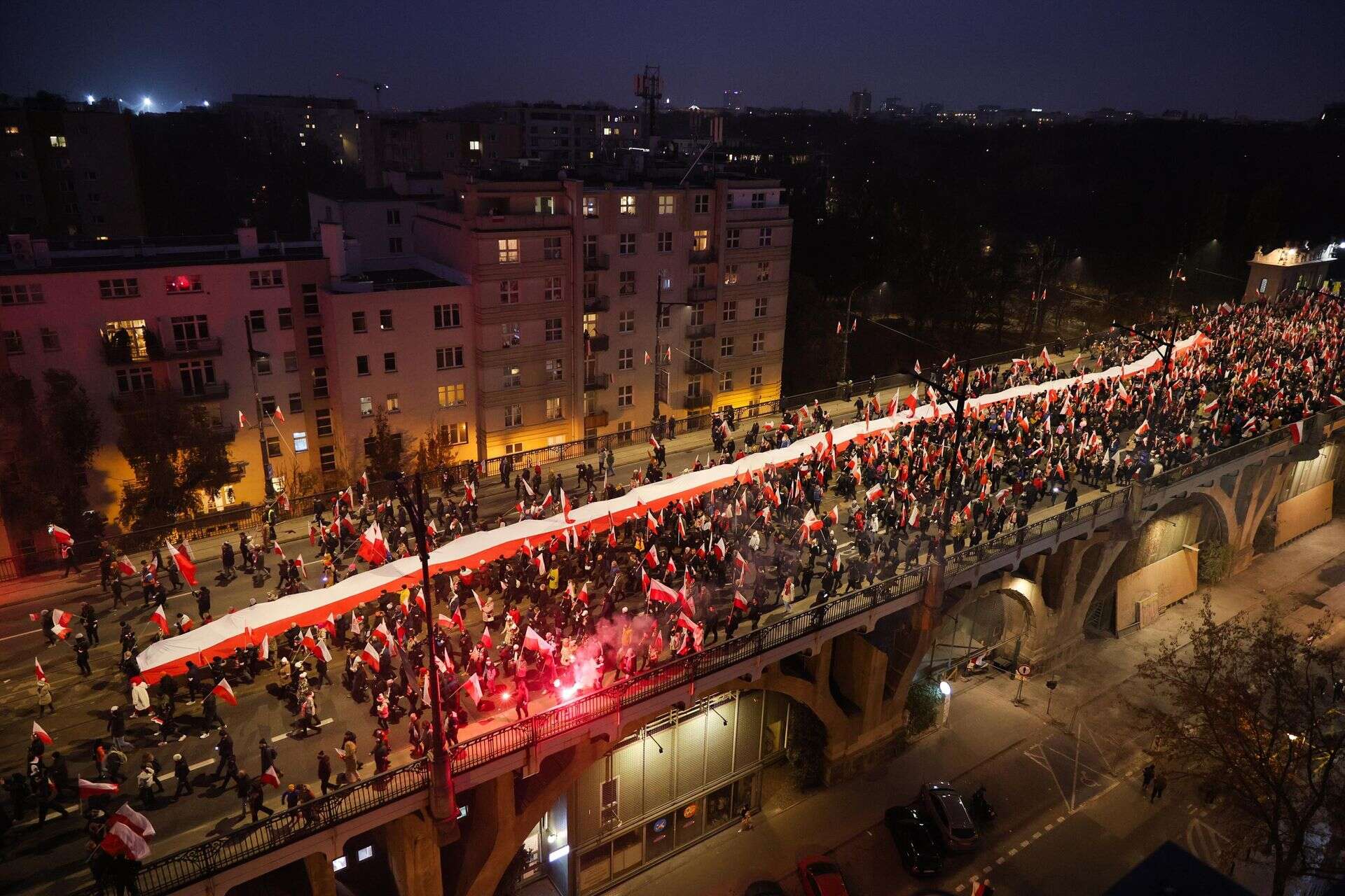 PODSUMOWANIE MARSZU NIEPODLEGŁOŚCI Przeszliśmy trasą marszu. „Najgorzej było na czele, a spokojnie tam, gdzie szły rodz…