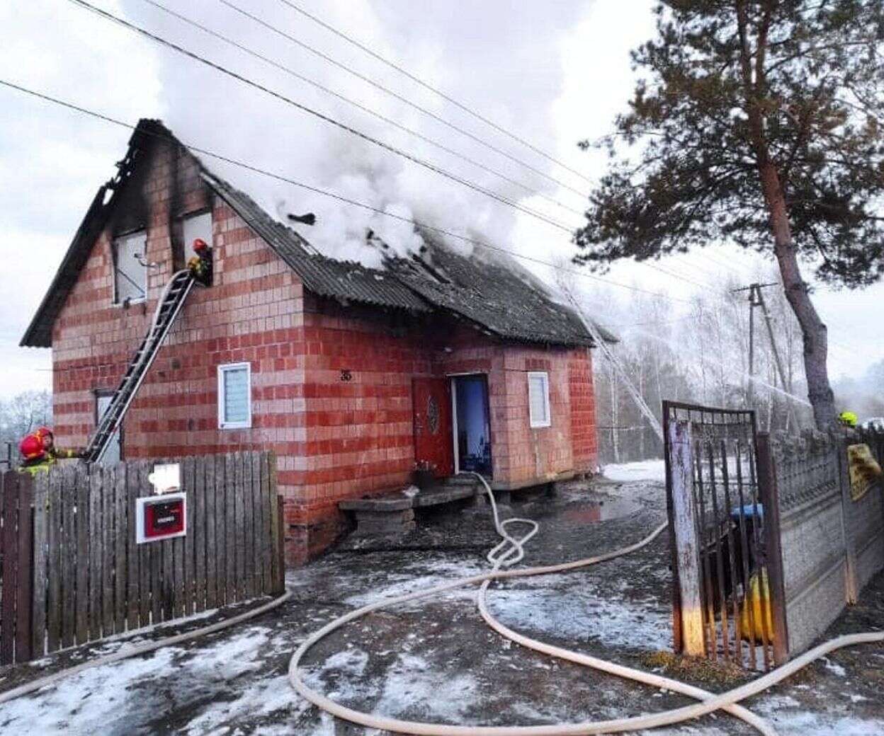 Koszmar! Tragiczny pożar domu. Na poddaszu strażacy znaleźli zwęglone zwłoki kobiety