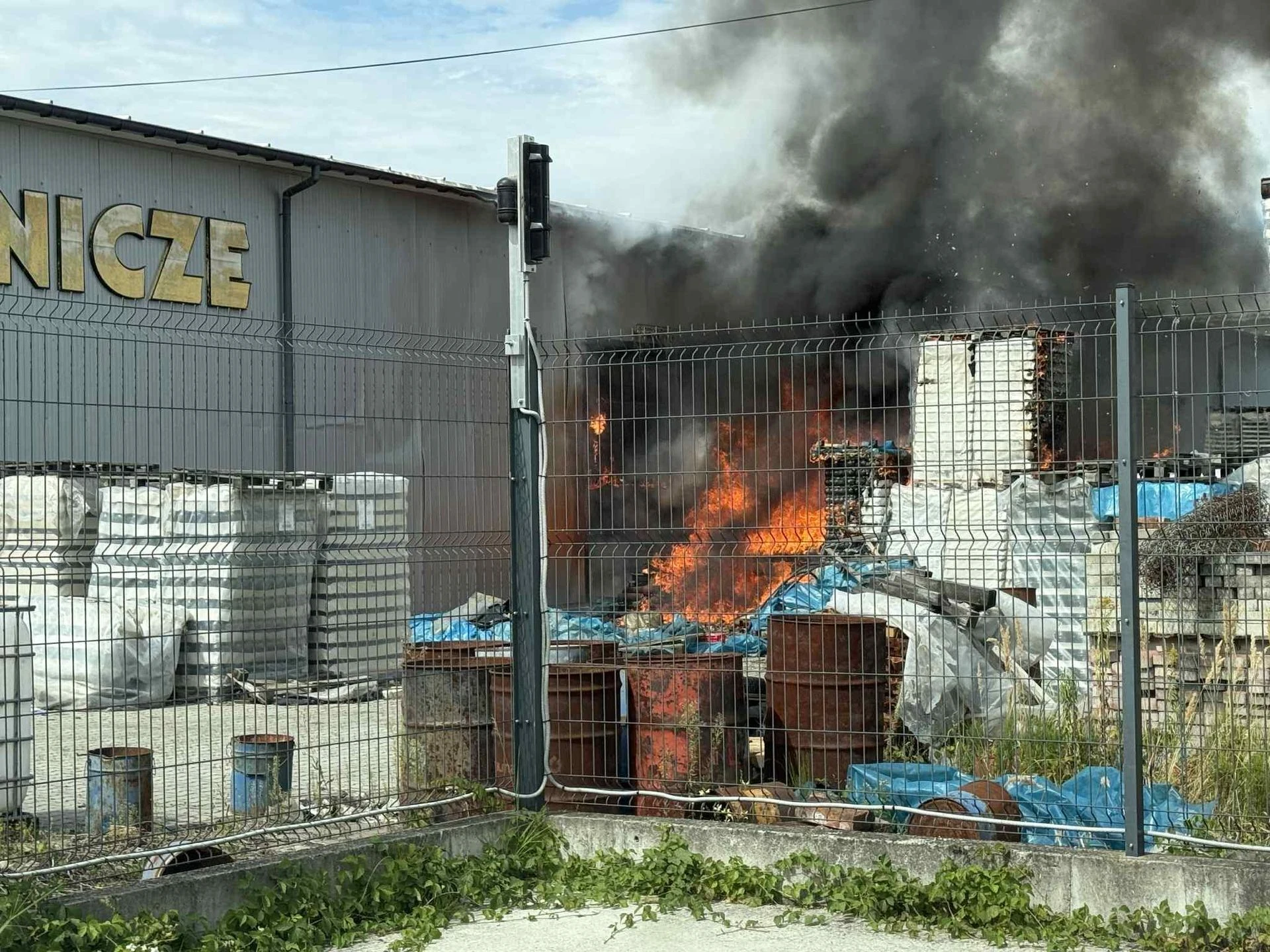 kłęby dymu nad miastem Potężny pożar w Tarnowie. Płonie hurtownia zniczy, na miejscu ponad 25 zastępów straży!