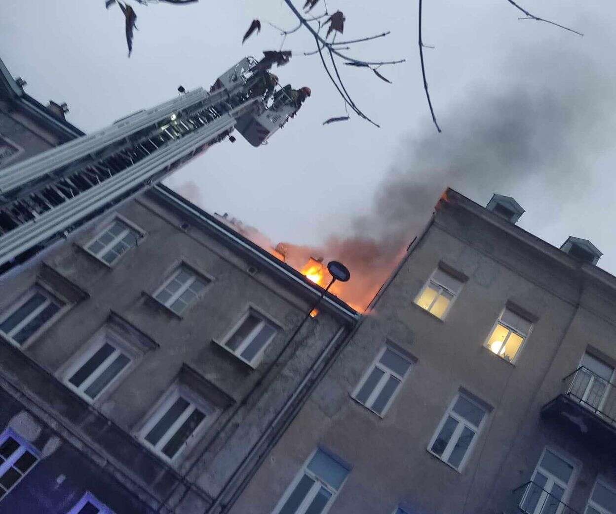 ZNALEZIONO CIAŁO Tragiczny pożar kamienicy na Woli. Jedna osoba nie żyje