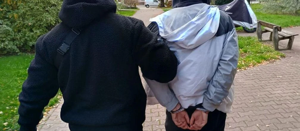 Policjanci w akcji 17-letni uciekinier z ośrodka napadł na 13-latka w autobusie! Ukradł mu drogą bluzę