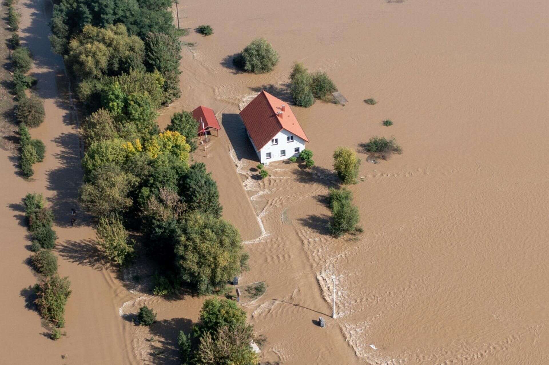 Kilkaset osób zabranych Lewin Brzeski zalany w 90 procentach! Strażacy podpływają do mieszkanców w łodziach.…