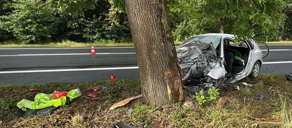 Wypadek śmiertelny Mazda roztrzaskała się na drzewie. Nie żyje kierowca
