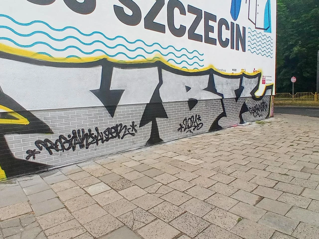 Nie przetrwał nawet roku. Wandale zniszczyli mural na Pomorzanach [ZDJECIA, WIDEO