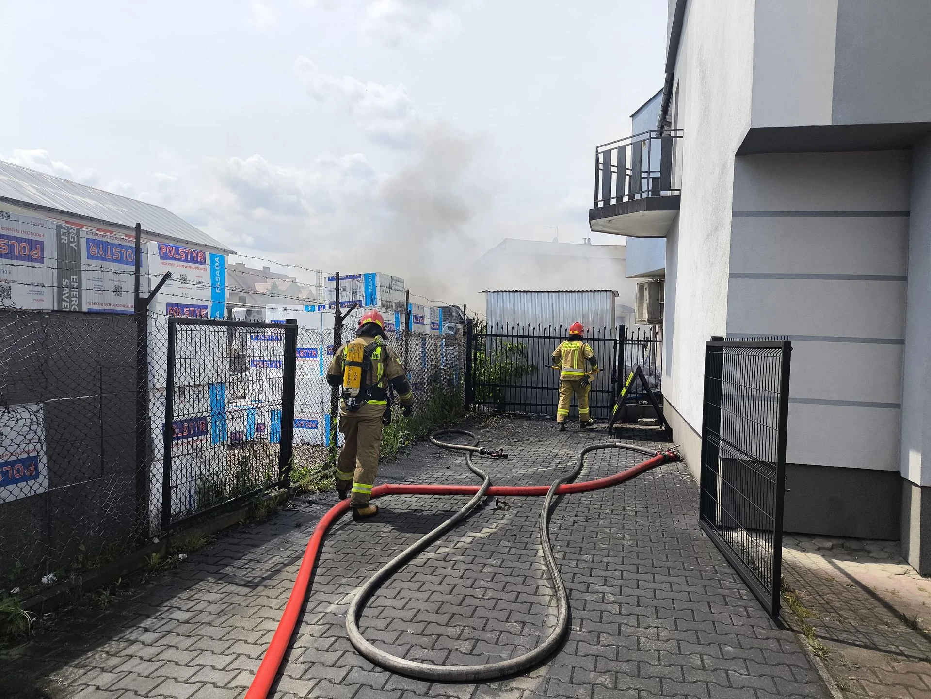 Kłęby czarnego dymu nad miastem Pożar w centrum Tarnowa. Płonęło składowisko materiałów budowlanych