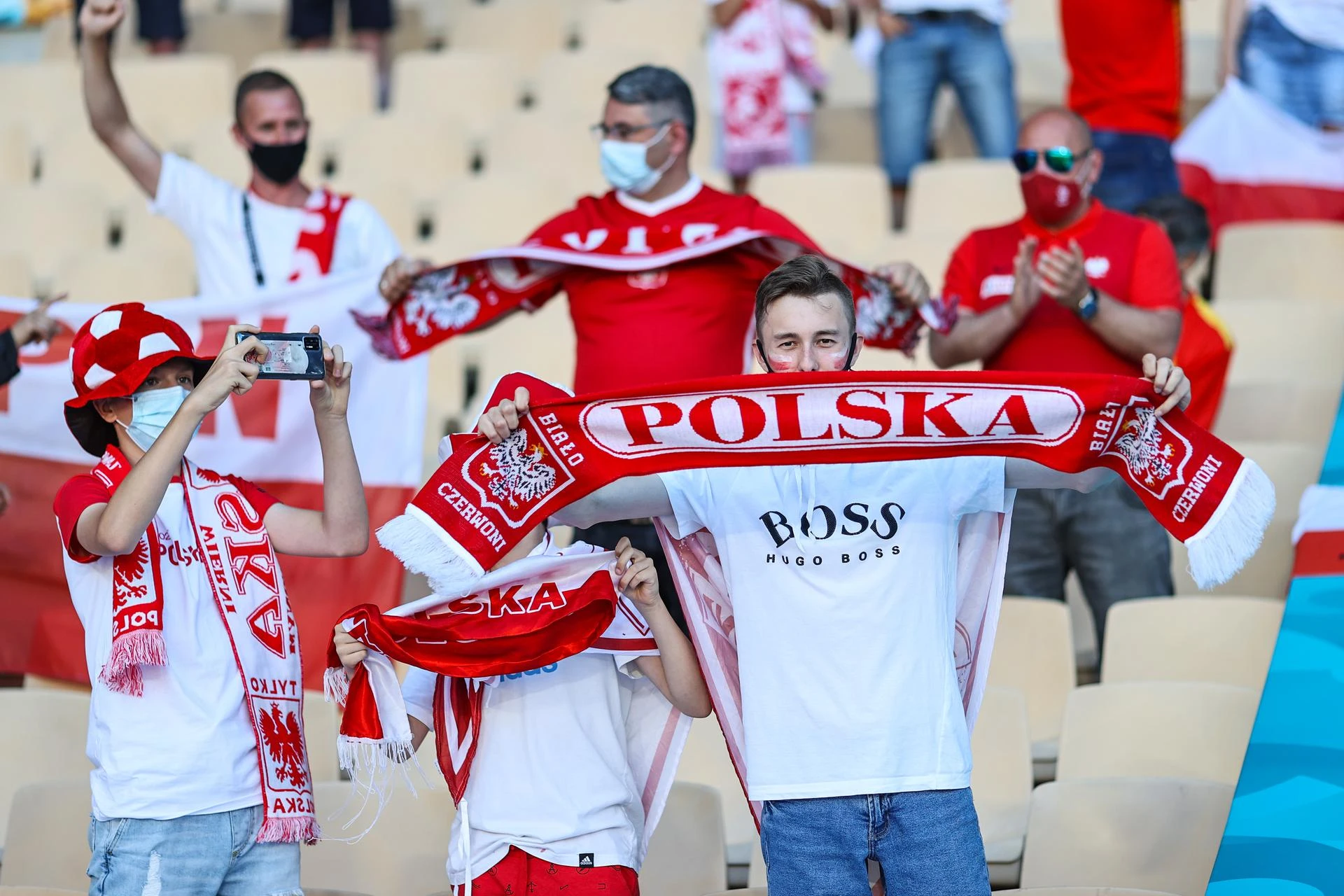 Kibice po powrocie z Rosji spędzą 10 dni w IZOLACJI. Co z piłkarzami? Zostali WYJĄ...