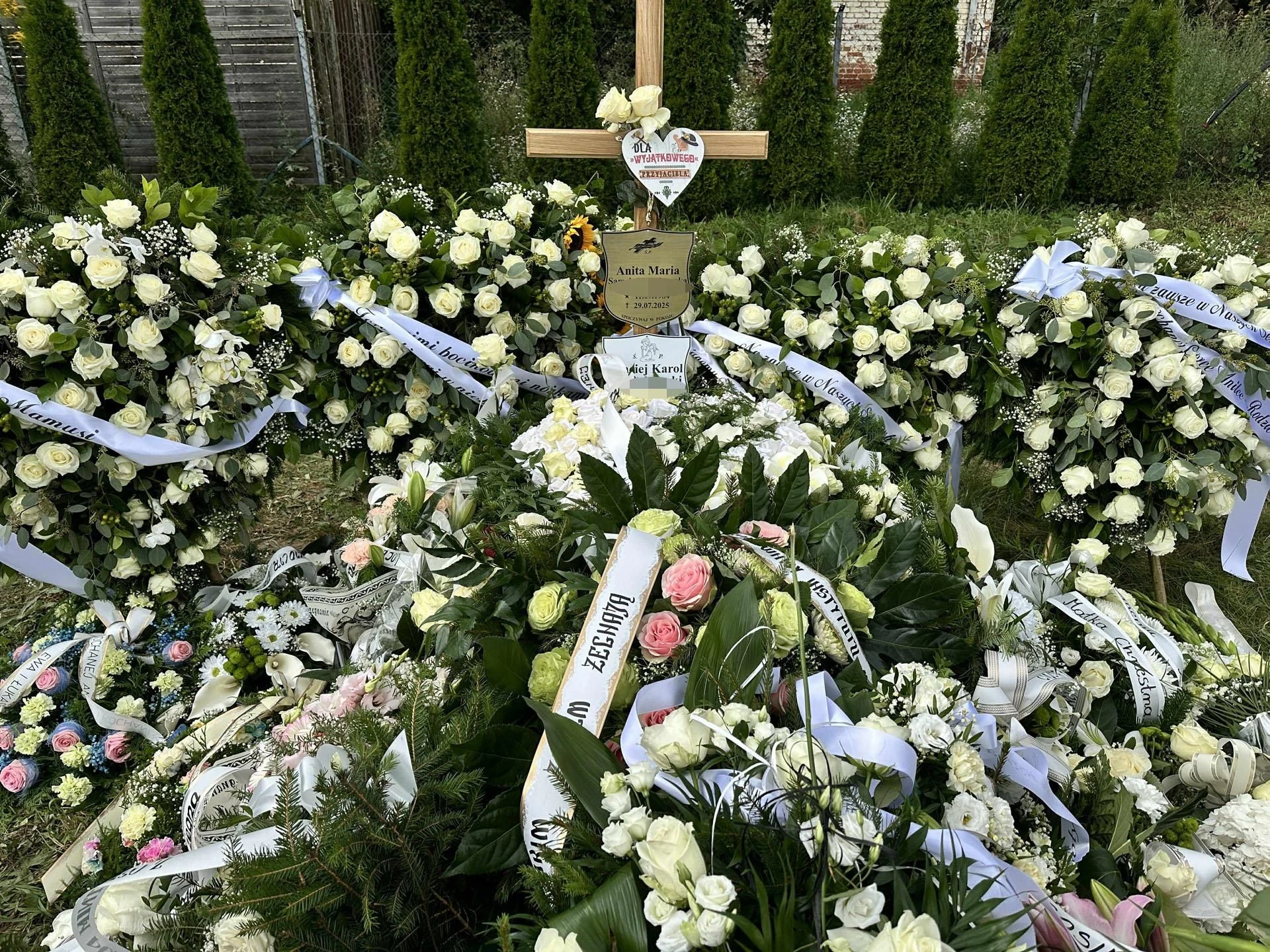 ŚMIERĆ MATKI I SYNA W EGIPCIE Cała Polska płacze po Anicie i Macieju. Ich grób przykryły kwiaty. Jeden szczegół zwraca uwagę