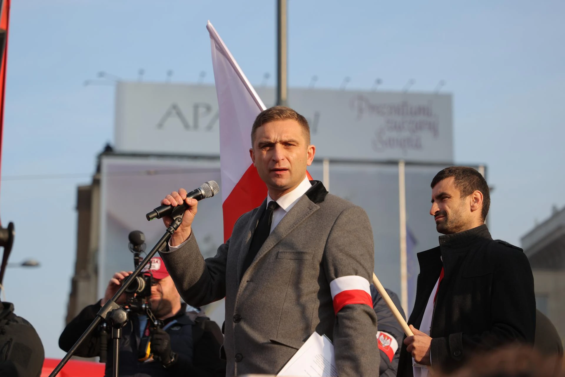 Bąkiewicz zarabia 3000 zł i nie chce więcej. „Bo nie chcę płacić Katarzynie Augustyn…