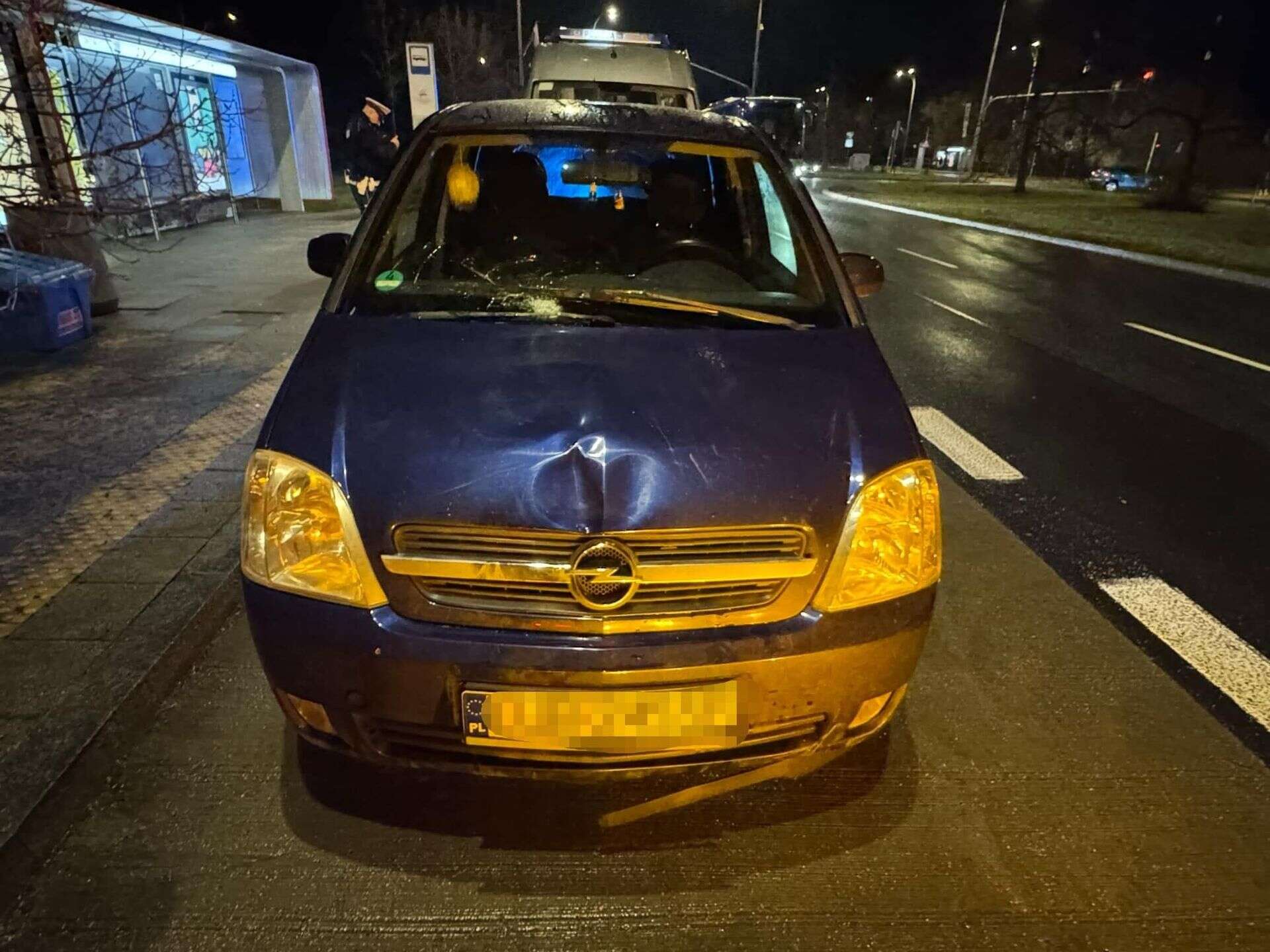 uderzenie wgniotło maskę Kolejne potrącenie w Warszawie. Ofiarą młoda kobieta. 