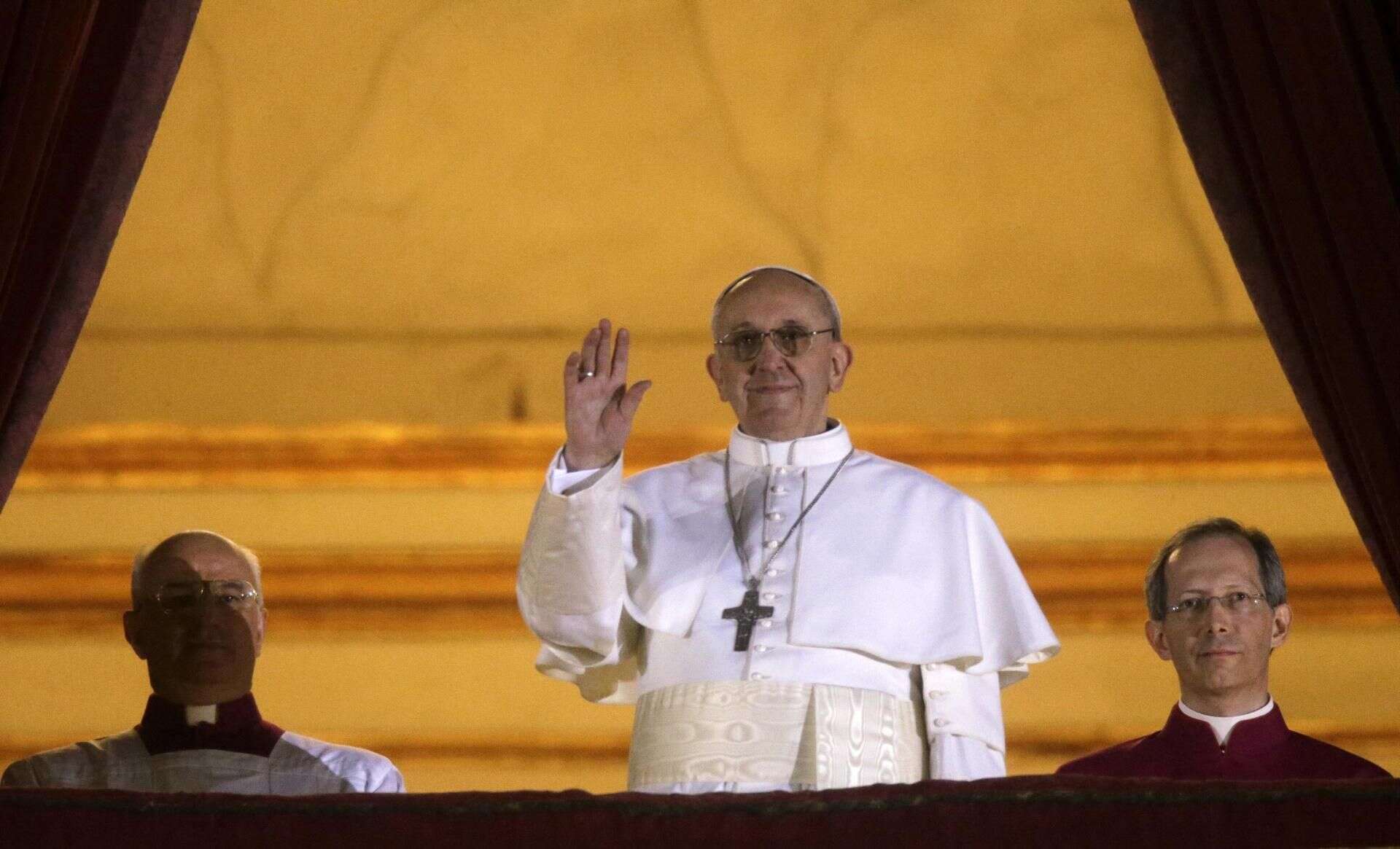 Jest nadzieja Papież Franciszek pokaże się wiernym? Tajemnicze prace w oknie szpitala