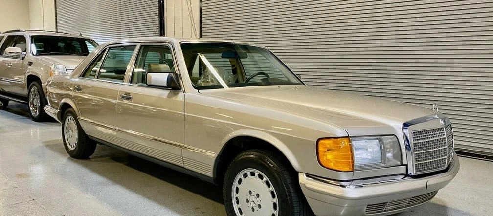 Ma 36 lat i przejechał mniej niż 5000 km. Ile kosztuje dziś ten Mercedes Klasy S W...