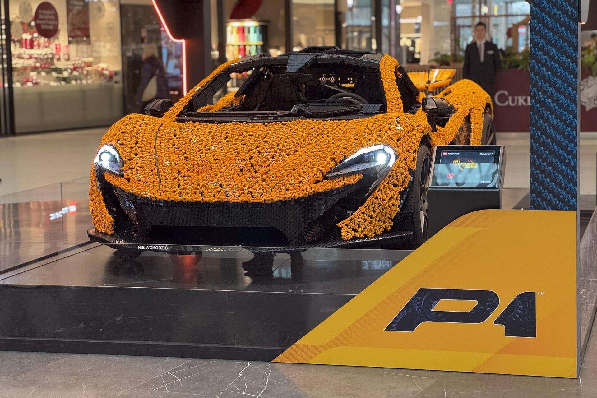 wow! McLaren P1 z klocków Lego zaparkował w Poznaniu! To jedyny model na świecie [ZDJĘCIA]