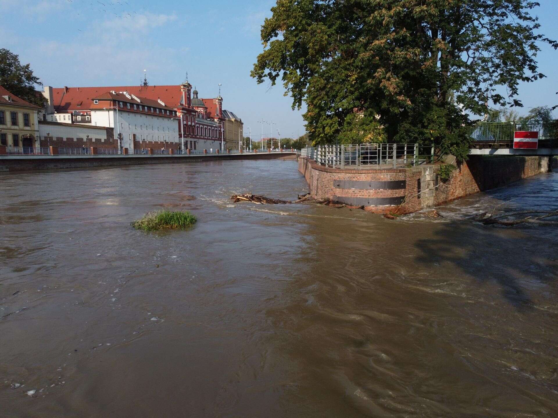 Powódź Kolejne miasta zagrożone powodzią. Fala kulminacyjna przesuwa się w dół Odry