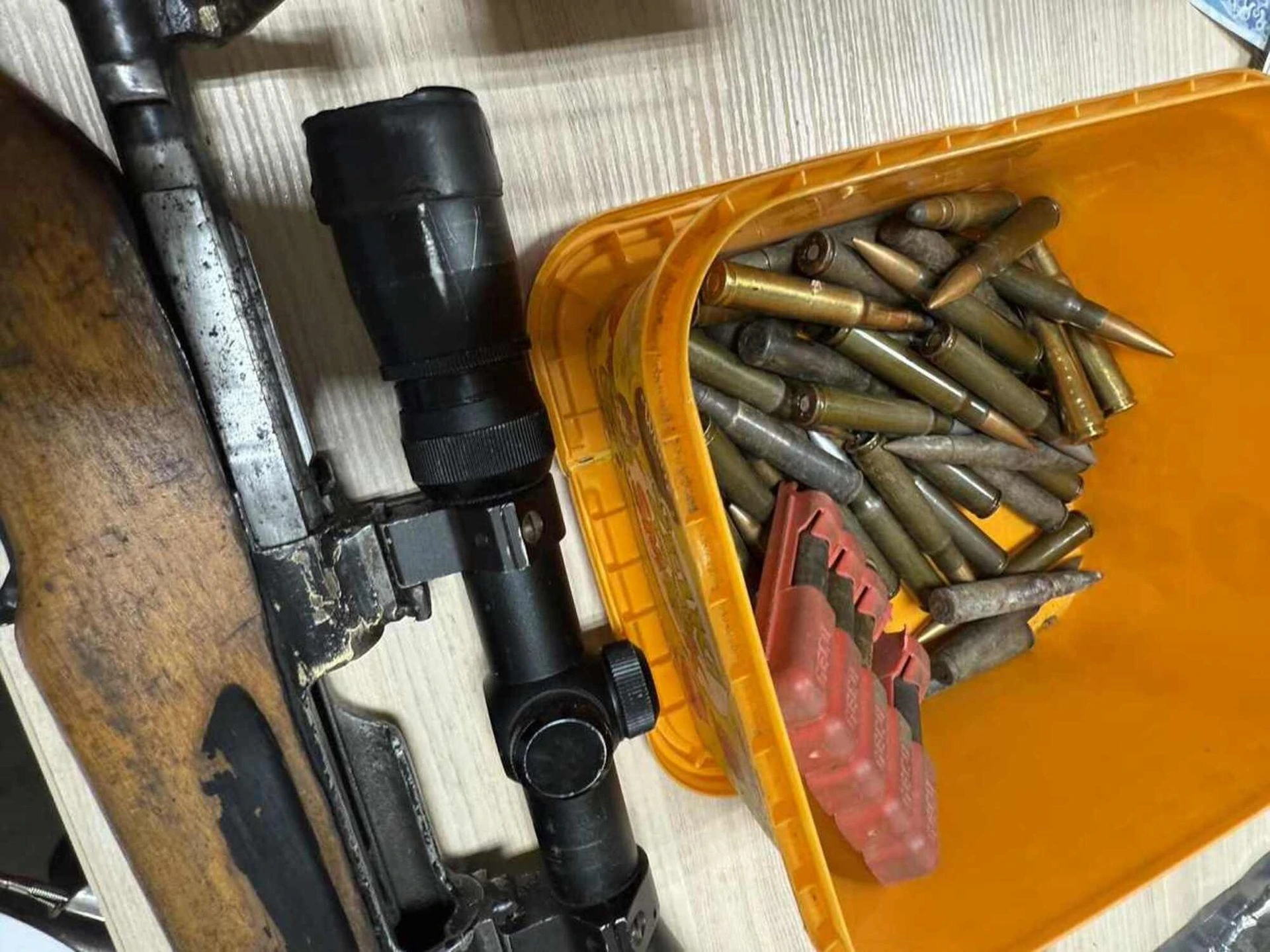 SKĄD TO MIAŁ?! Broń, amunicja i kierowca na haju. 46-latek ma poważne kłopoty