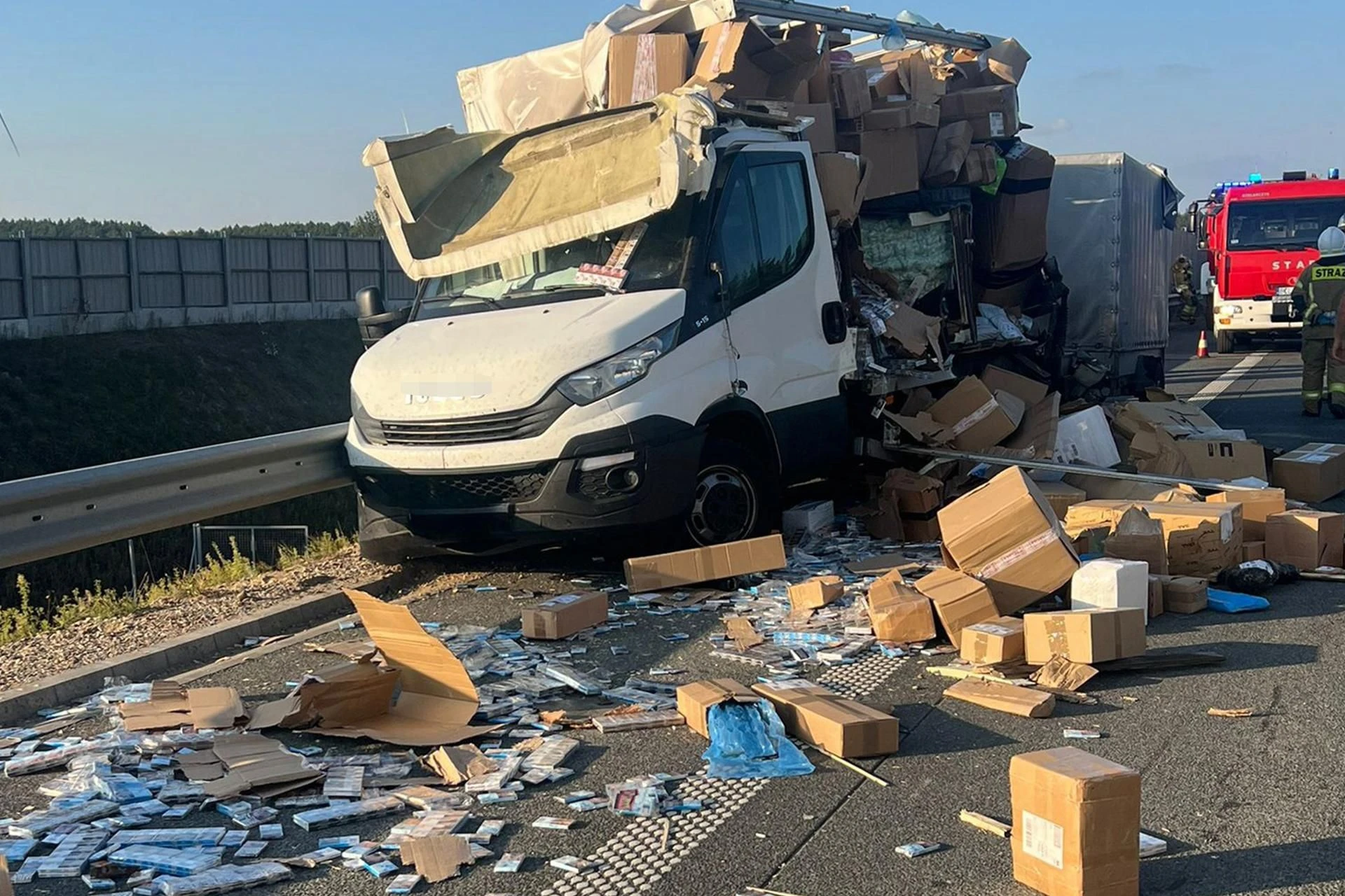 Zaskakujący finał! Wypadek ciężarówki z bydłem ujawnił przemyt papierosów. Niecodzienny widok na podlaskiej ekspresówce!