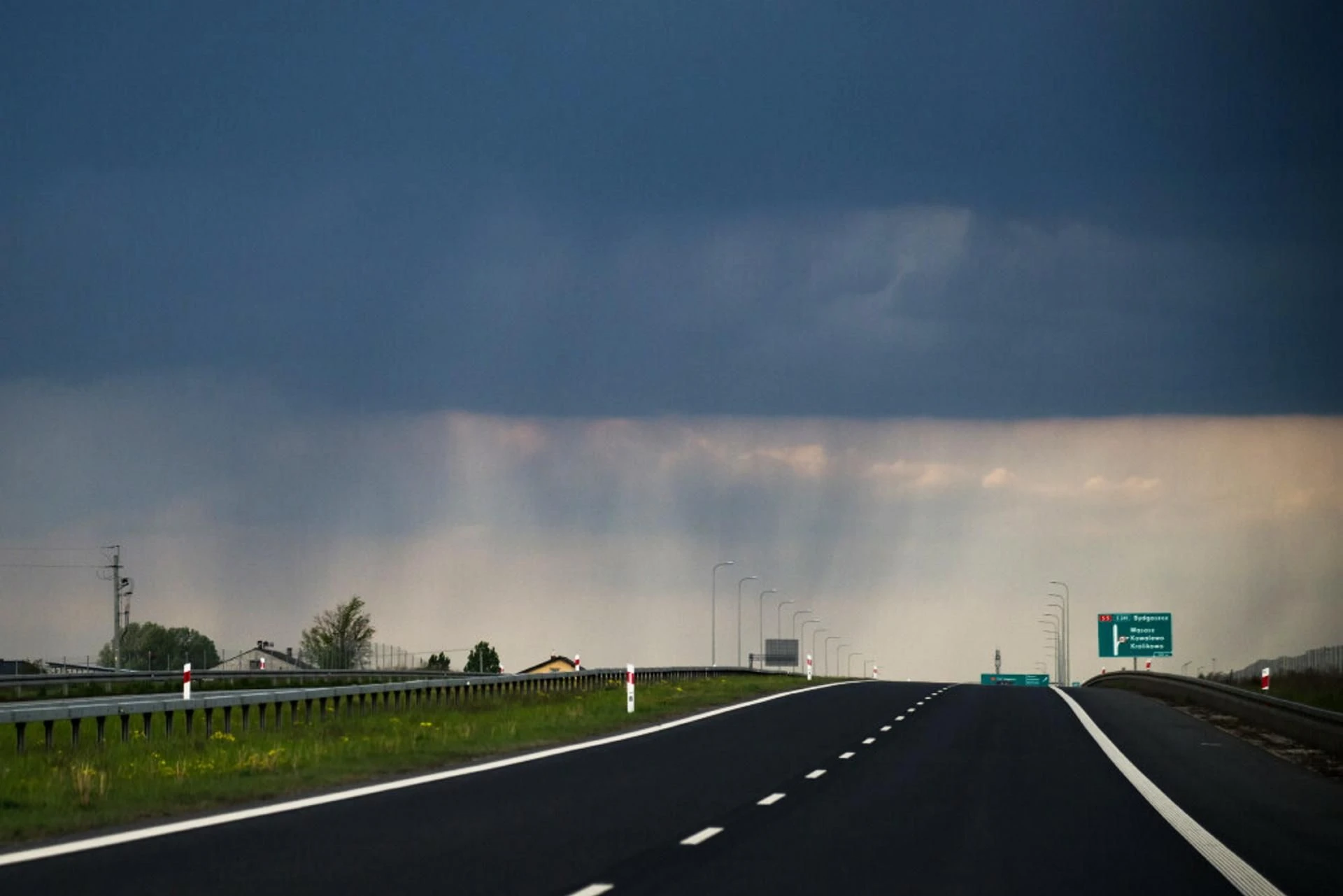 Burze w Polsce Potężne nawałnice nad Polską! Grad i ulewy na południu