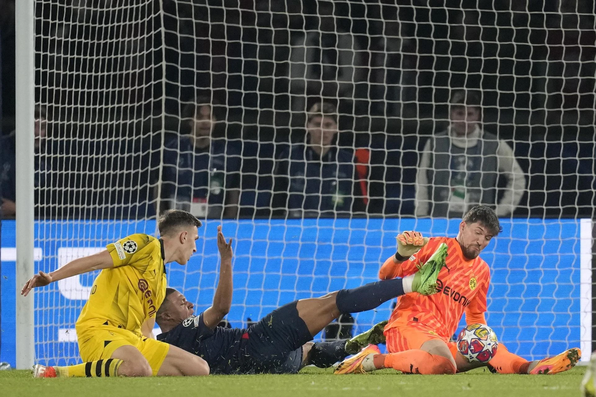 jasny werdykt Sędzia nie ma wątpliwości, PSG powinno dostać rzut karny i grać w przewadze! Brutaln…