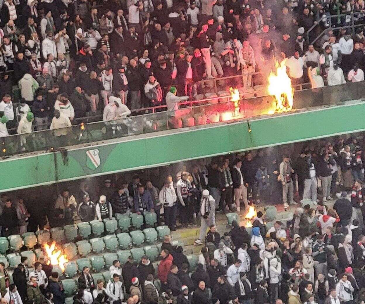 ogień wymknął się spod kontroli Kibice Legii podpalili sobie stadion! Ogień buchał po Żylecie. Prowokacyjna oprawa p…